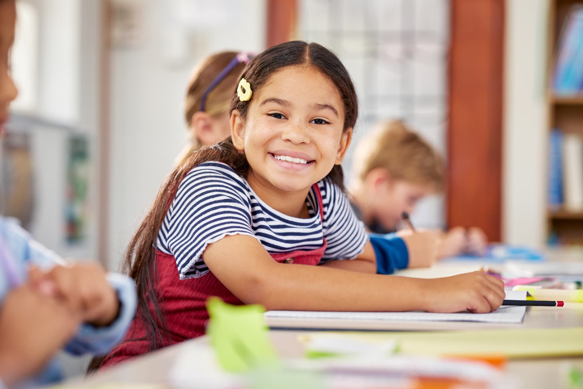 Niña sonriente en clase