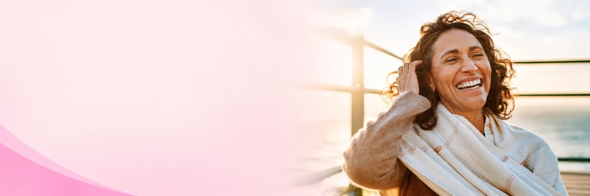 Mujer madura sonriendo al aire libre