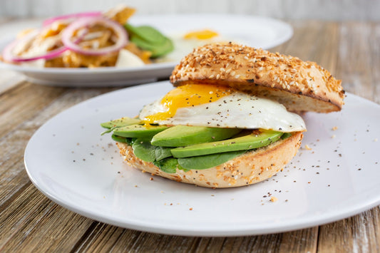 Avo y bagel de huevo